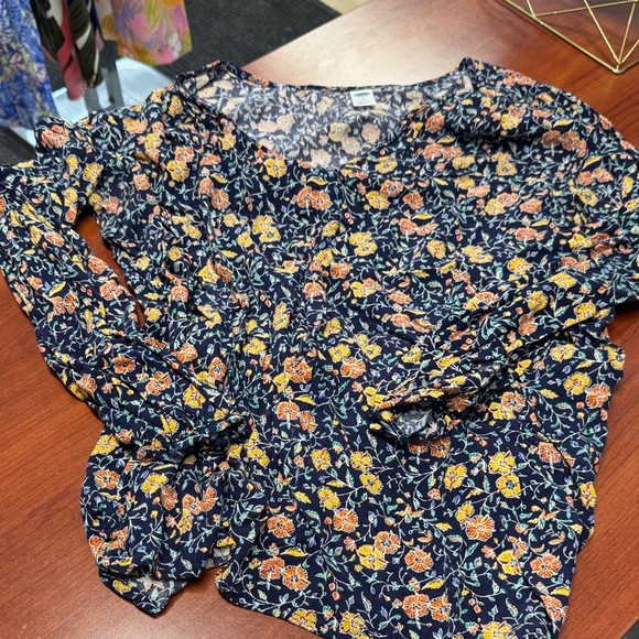 Old navy floral top XL // 070507 - Picture 1 of 2